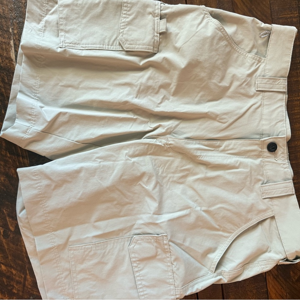 Cabela's Tan Cargo Shorts Lightweight and Versatile